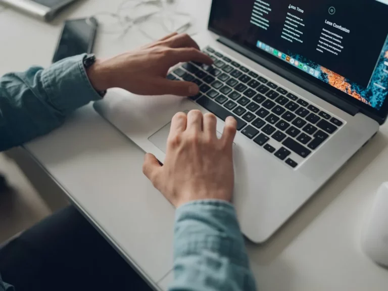 Revisión de seguridad informática en el portátil de una empresa