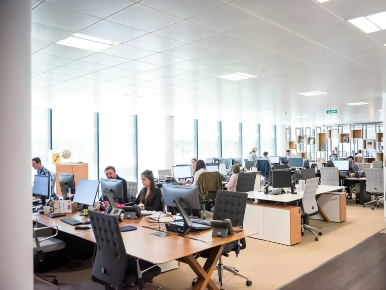 Call center con puestos de trabajo para agentes