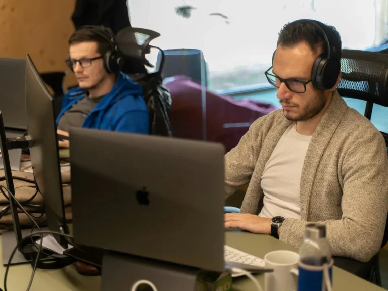 Comerciales con auriculares usando una centralita virtual