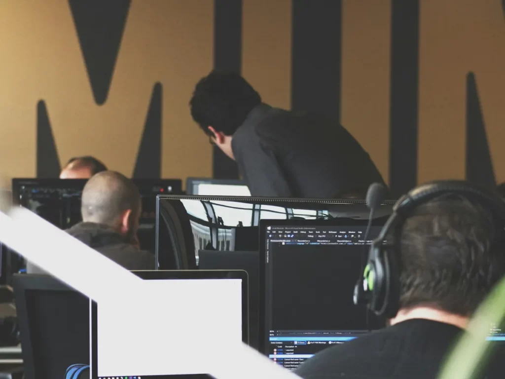Equipo de ciberseguridad vigilando los sistemas de una empresa