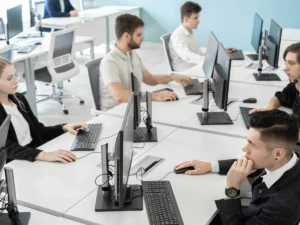 Equipo vigilando la ciberseguridad de una empresa