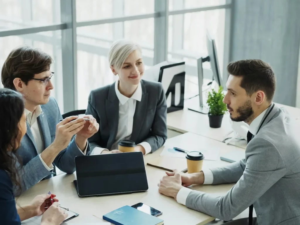 Reunión de consultoría informática con el equipo de una empresa
