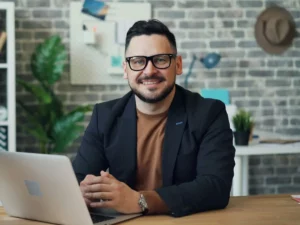Responsable comercial trabajando con un CRM personalizado
