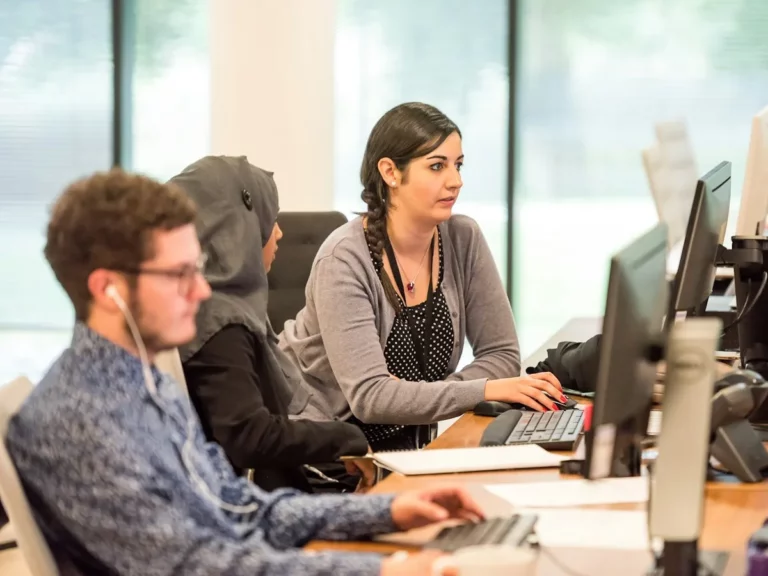 Equipo de formación trabajando con Moodle y el CRM