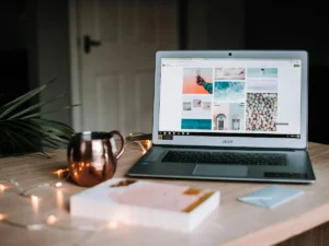 Portátil con un curso online para el SEPE