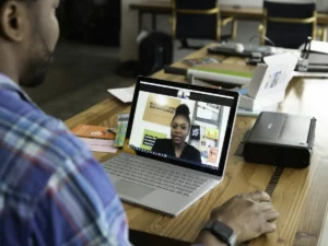 Videollamada de trabajo en un portátil