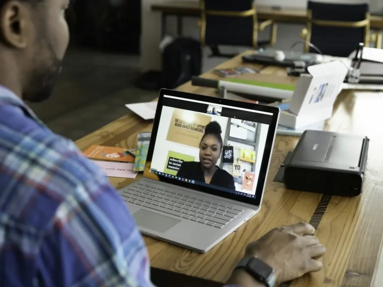 Videollamada de trabajo en un portátil