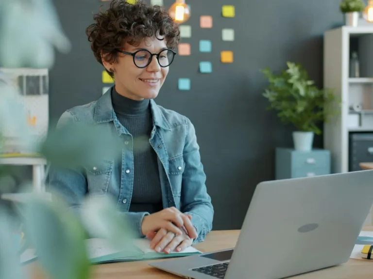 Alumna haciendo un curso online bonificado por FUNDAE en una plataforma Moodle
