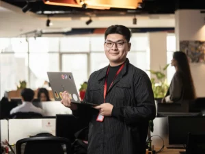 Técnico de outsourcing informático en la oficina de una empresa