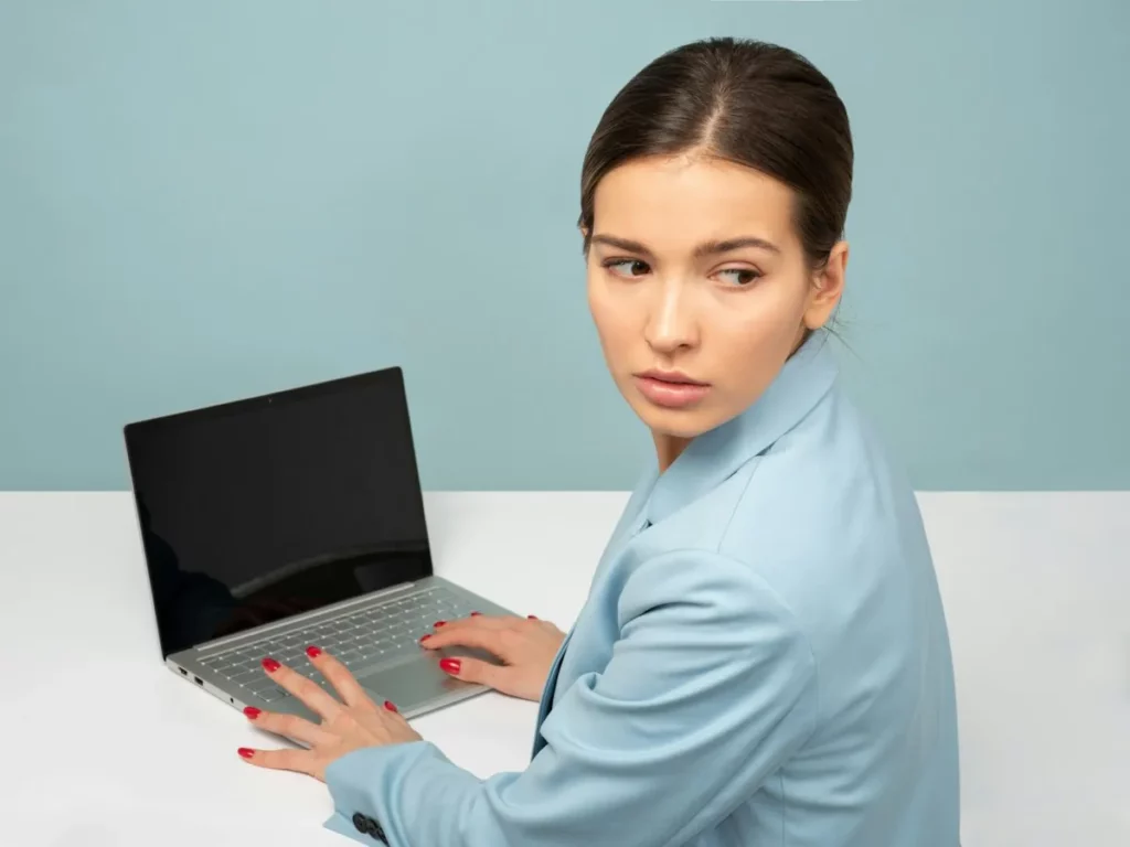 Empleada protegiendo los datos de la empresa en su portátil