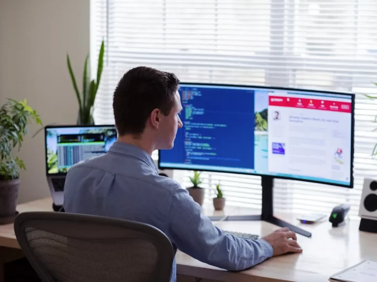 Profesional supervisando robots de RPA en varios monitores