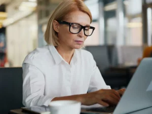 Empleada revisando un correo en su portátil