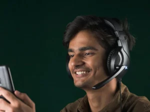 Técnico de soporte informático remoto con auriculares