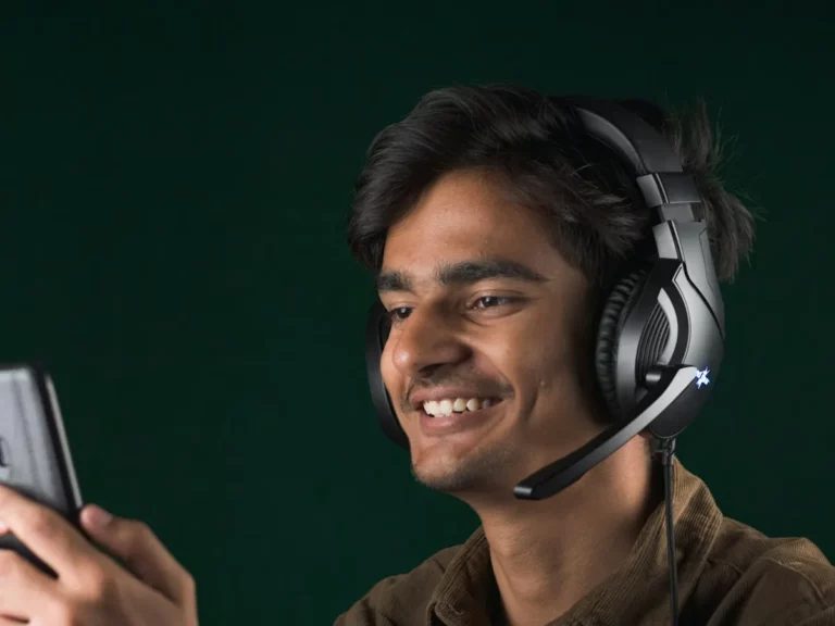Técnico de soporte informático remoto con auriculares