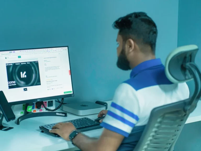 Técnico de soporte informático trabajando en su puesto