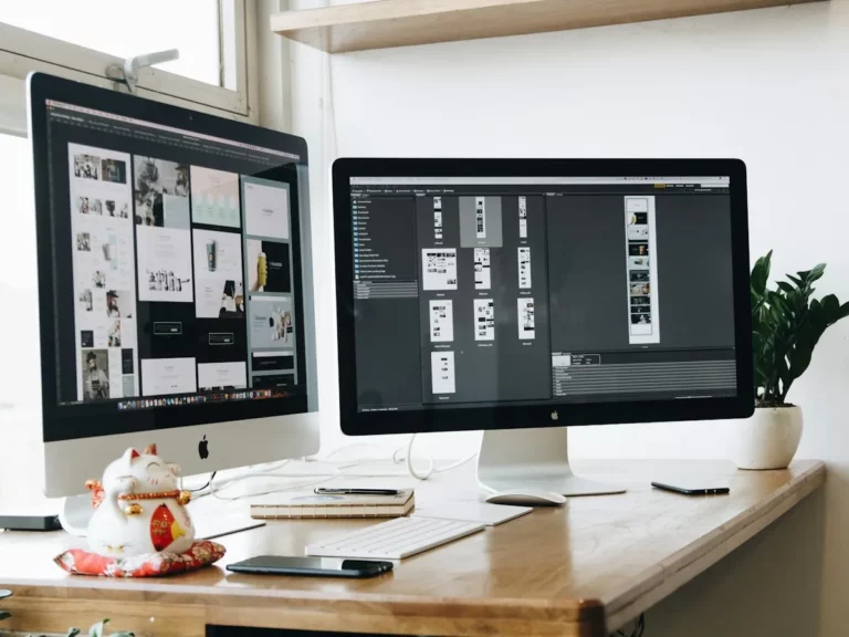 Puesto de diseño con pantallas para crear temas de Moodle