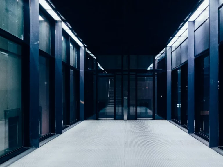 Pasillo de un centro de datos con servidores virtualizados